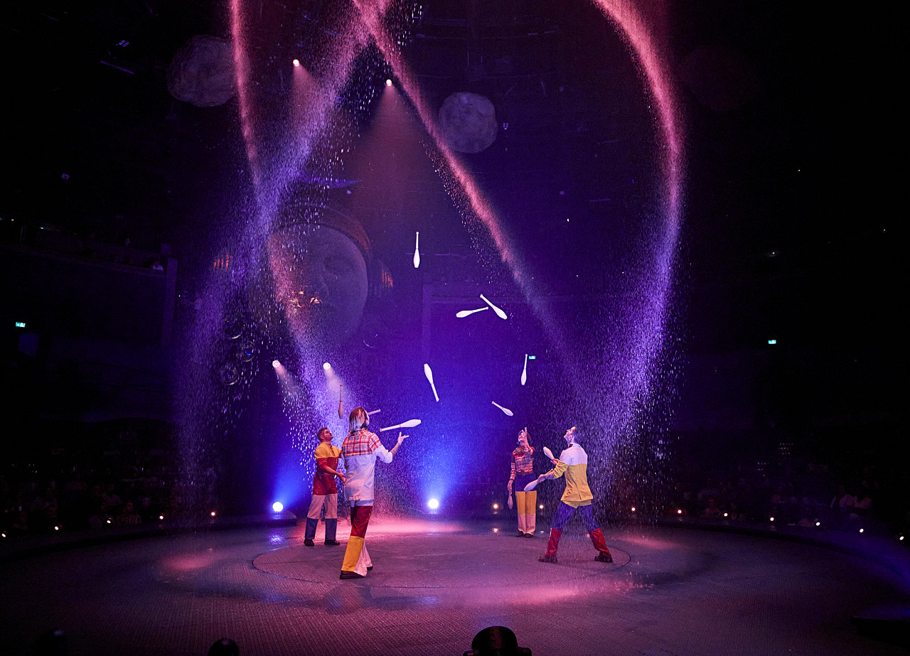 2025_Cirque du Soleil_LUDÕ_Group Juggling_Credit_Marc Montplaisir_1